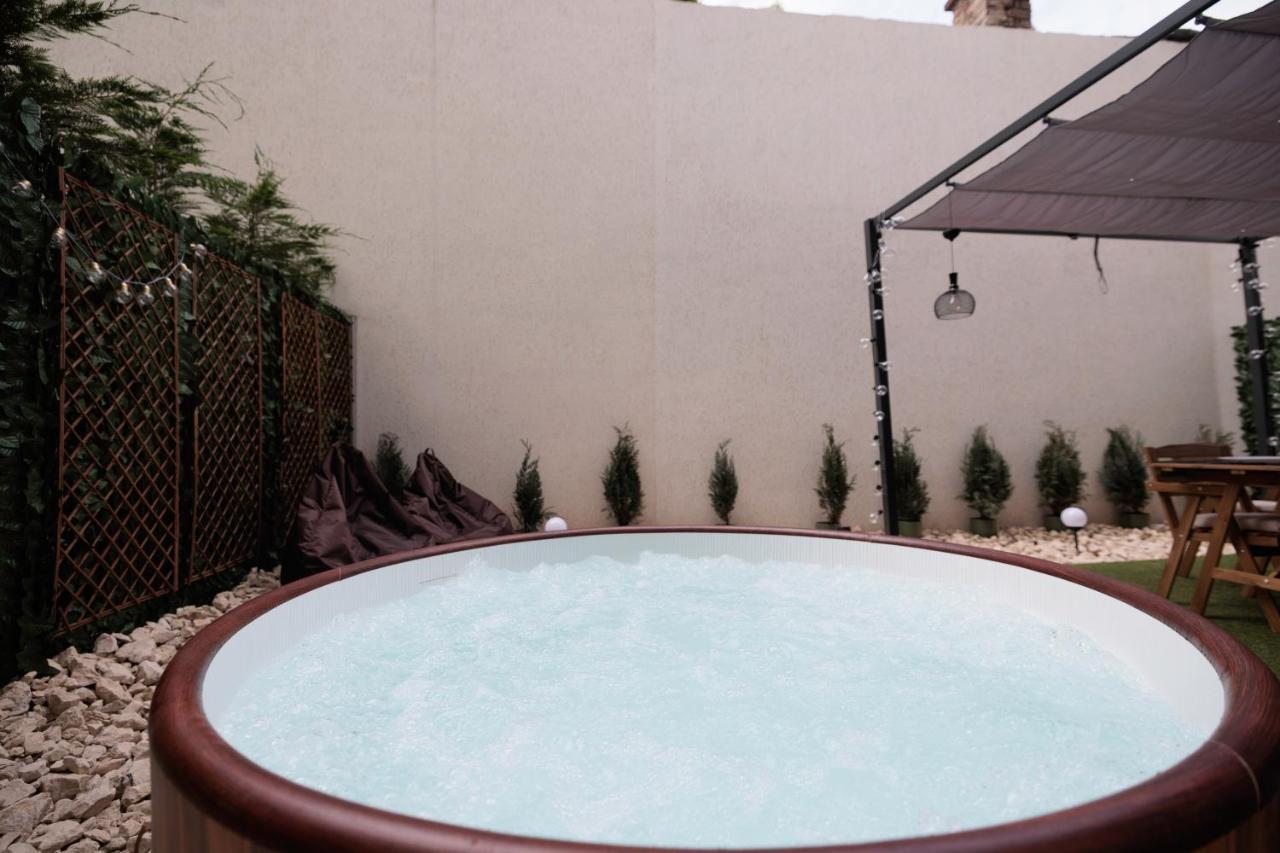 Appartement Downtown Hidden Garden With Jacuzzi In Bucarest Extérieur photo