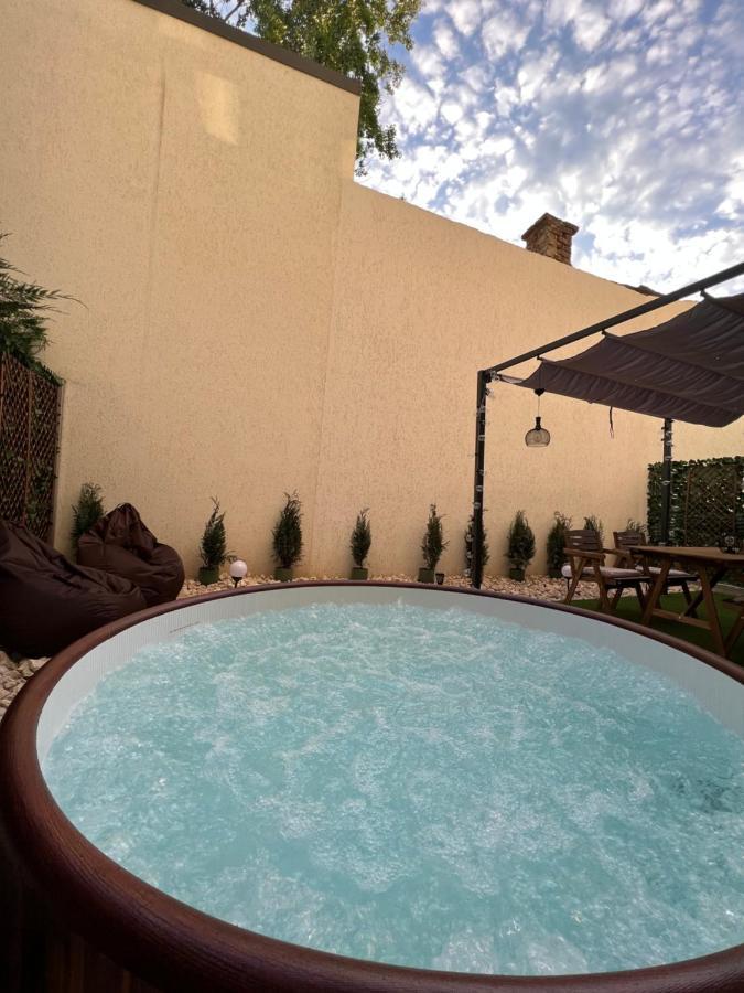 Appartement Downtown Hidden Garden With Jacuzzi In Bucarest Extérieur photo