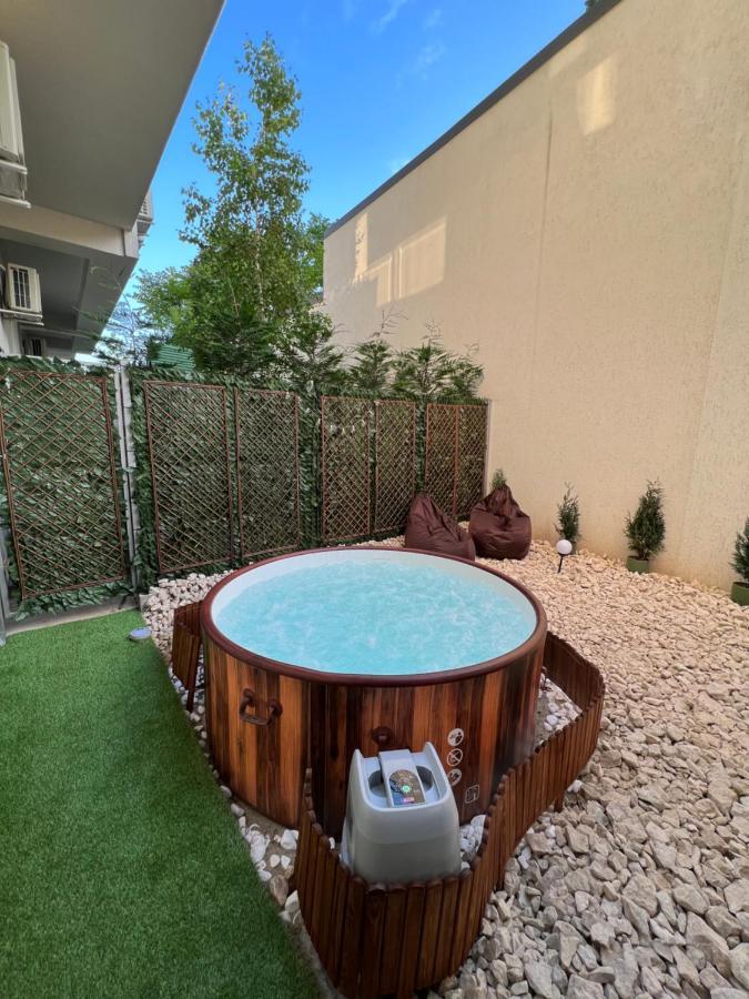 Appartement Downtown Hidden Garden With Jacuzzi In Bucarest Extérieur photo