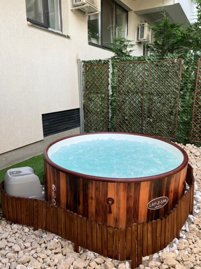Appartement Downtown Hidden Garden With Jacuzzi In Bucarest Extérieur photo