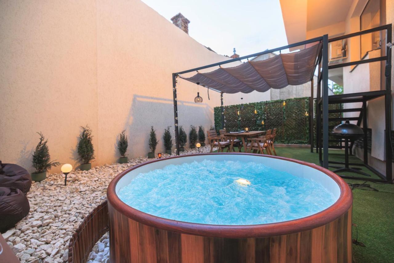 Appartement Downtown Hidden Garden With Jacuzzi In Bucarest Extérieur photo
