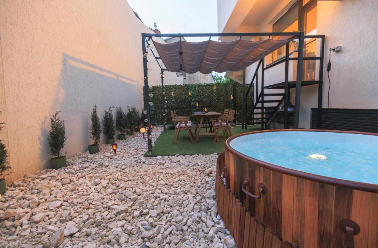 Appartement Downtown Hidden Garden With Jacuzzi In Bucarest Extérieur photo