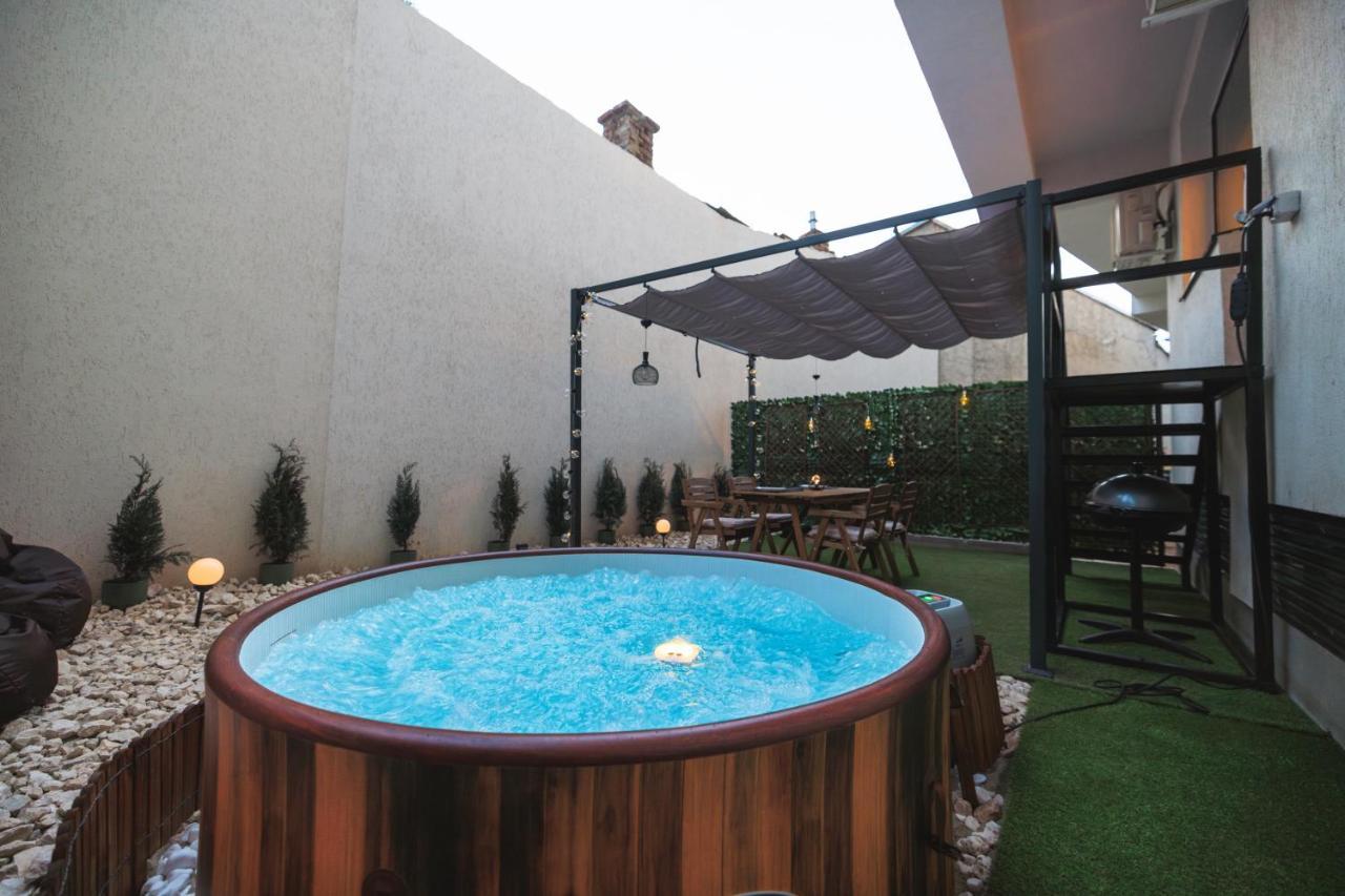 Appartement Downtown Hidden Garden With Jacuzzi In Bucarest Extérieur photo